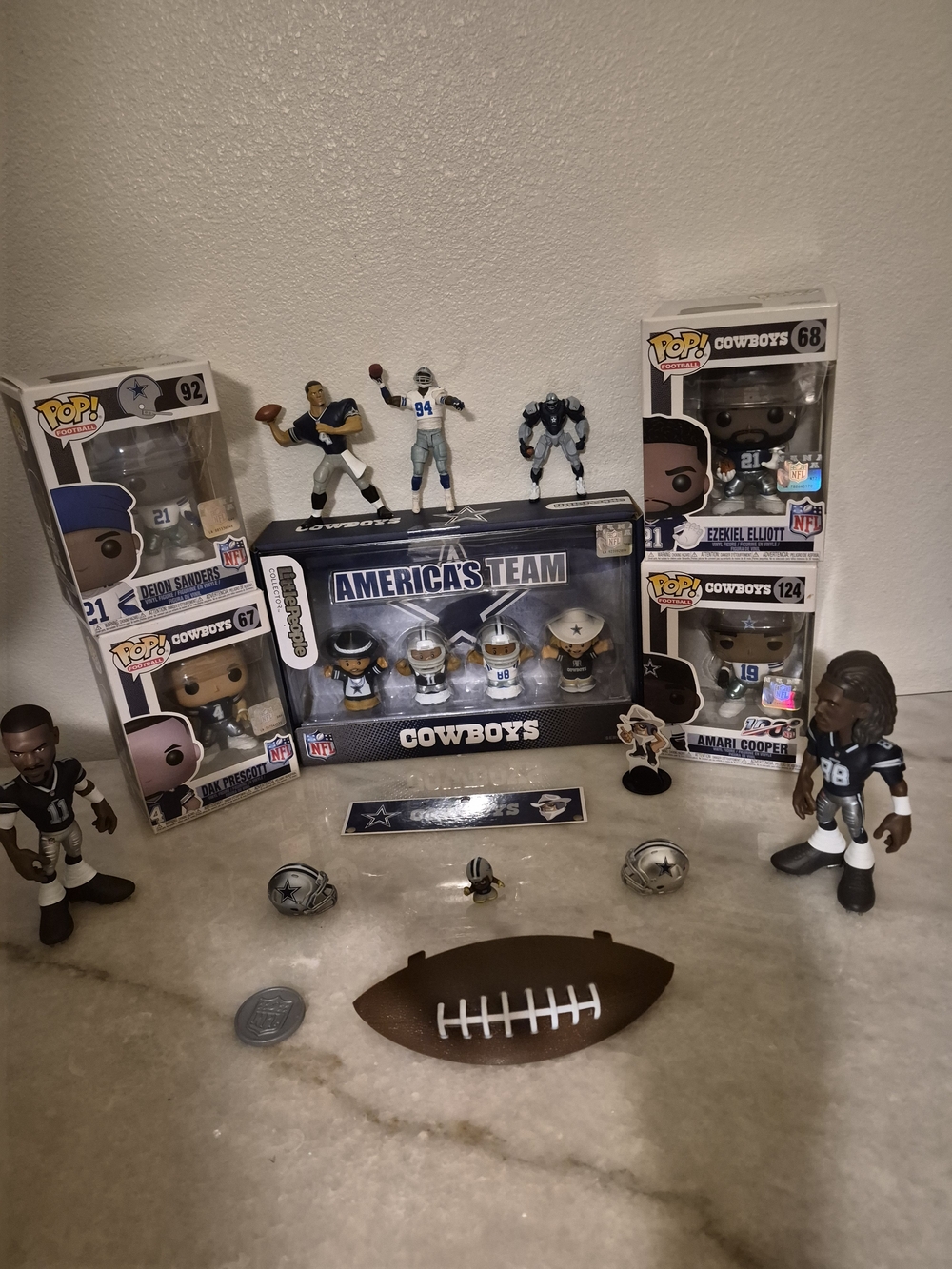 GREAT DEAL!! NFL DALLAS
COWBOYS FANS HUGE
COLLECTION DON'T MISS THE
OPPORTUNITY!